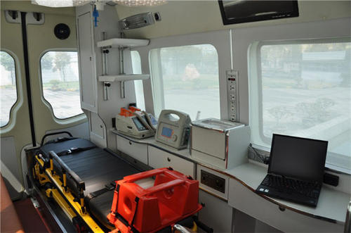 西峡县救护车内部